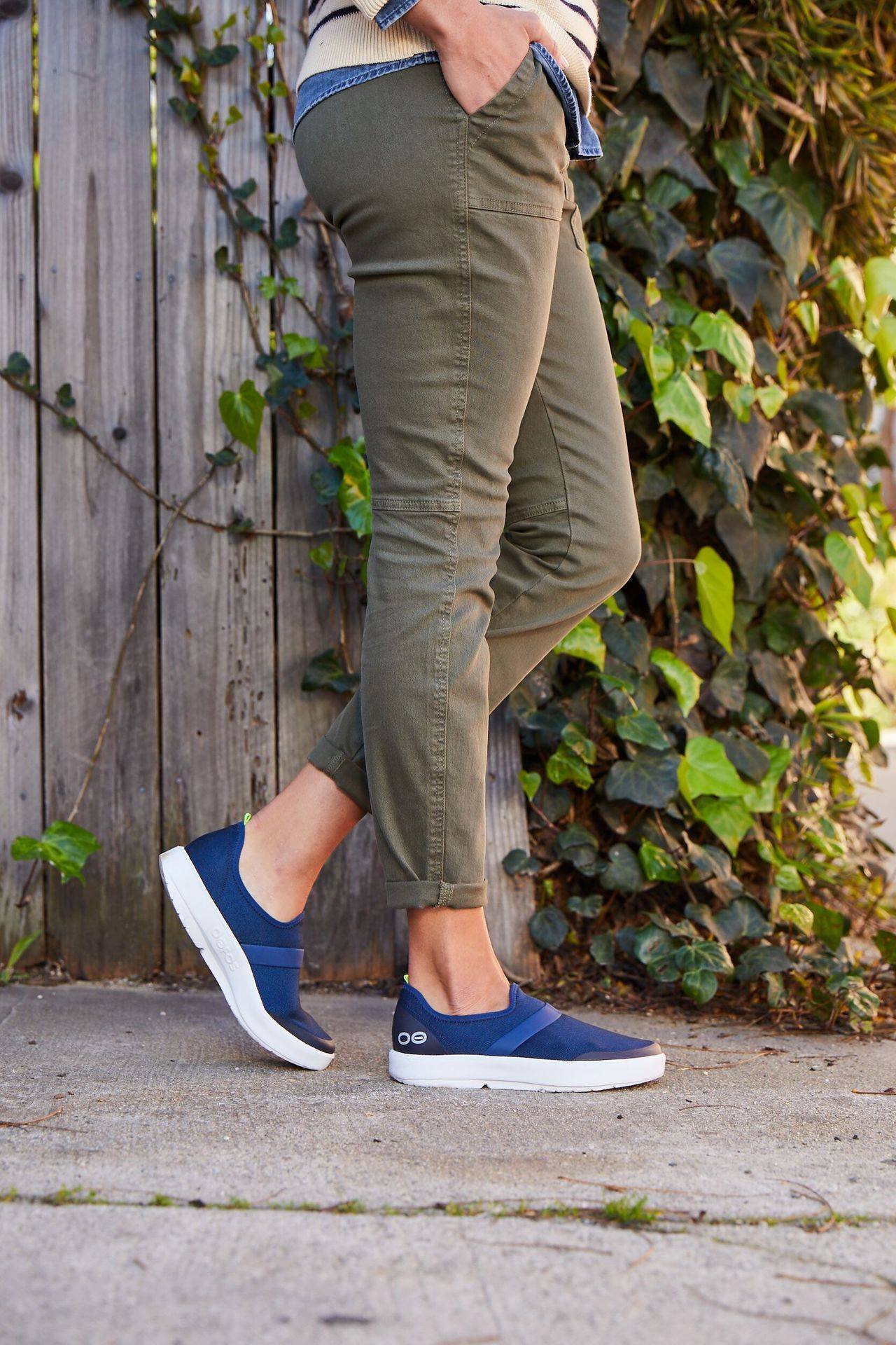 Oofos - Oomg Fibre Low Shoe (Women's) – shopcardinoshoes.com